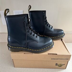 Dr Martens Smooth Leather 1460 Boots in Dark Navy Blue. US Women Size 7, Mens 6.